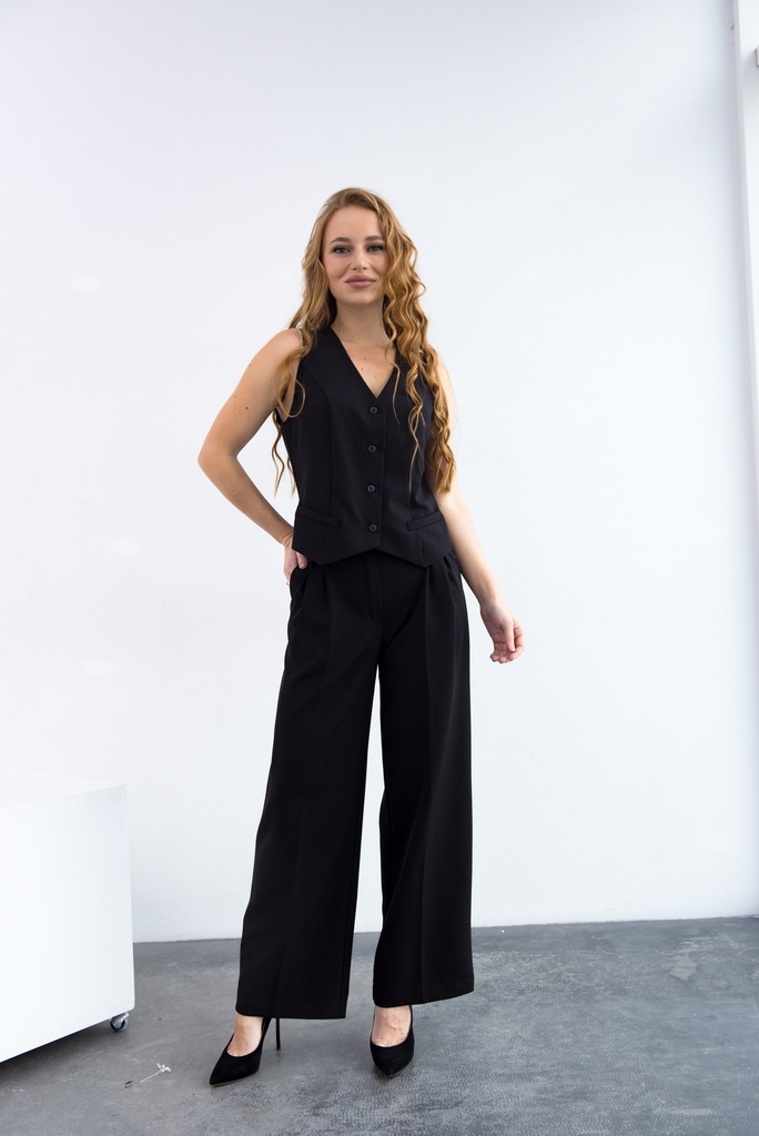 Wide trousers with pleats 